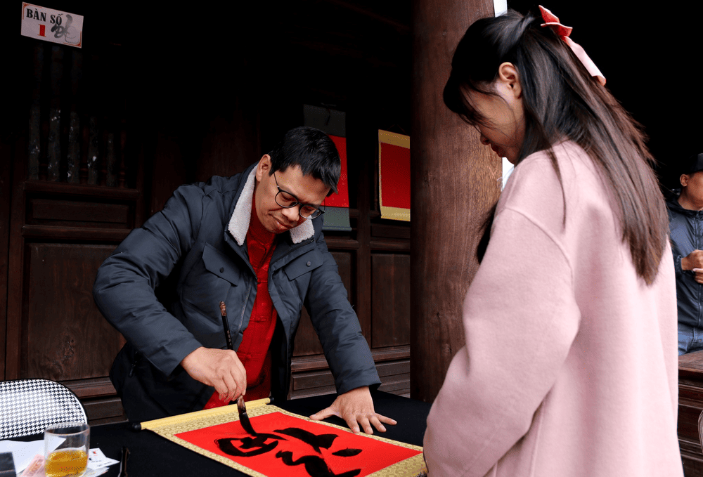 Xin chữ tại Văn Miếu - Quốc Tử Giám để cầu may mắn, đỗ đạt. (Nguồn: Facebook page Di tích Văn Miếu-Quốc Tử Giám)